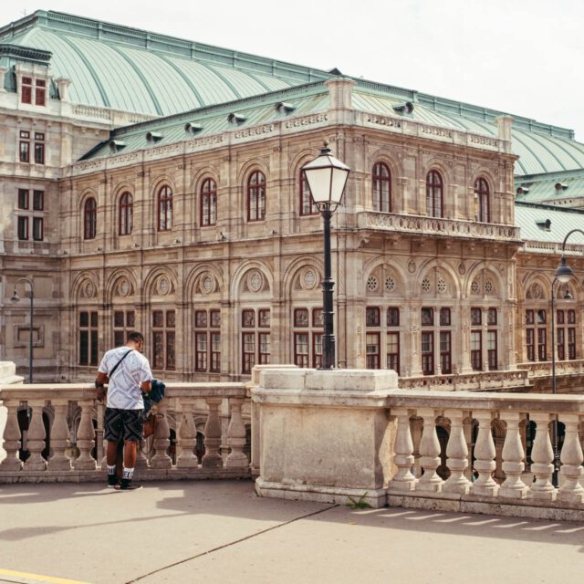 waiting guys by robert mangelmann | 20200830wien_028