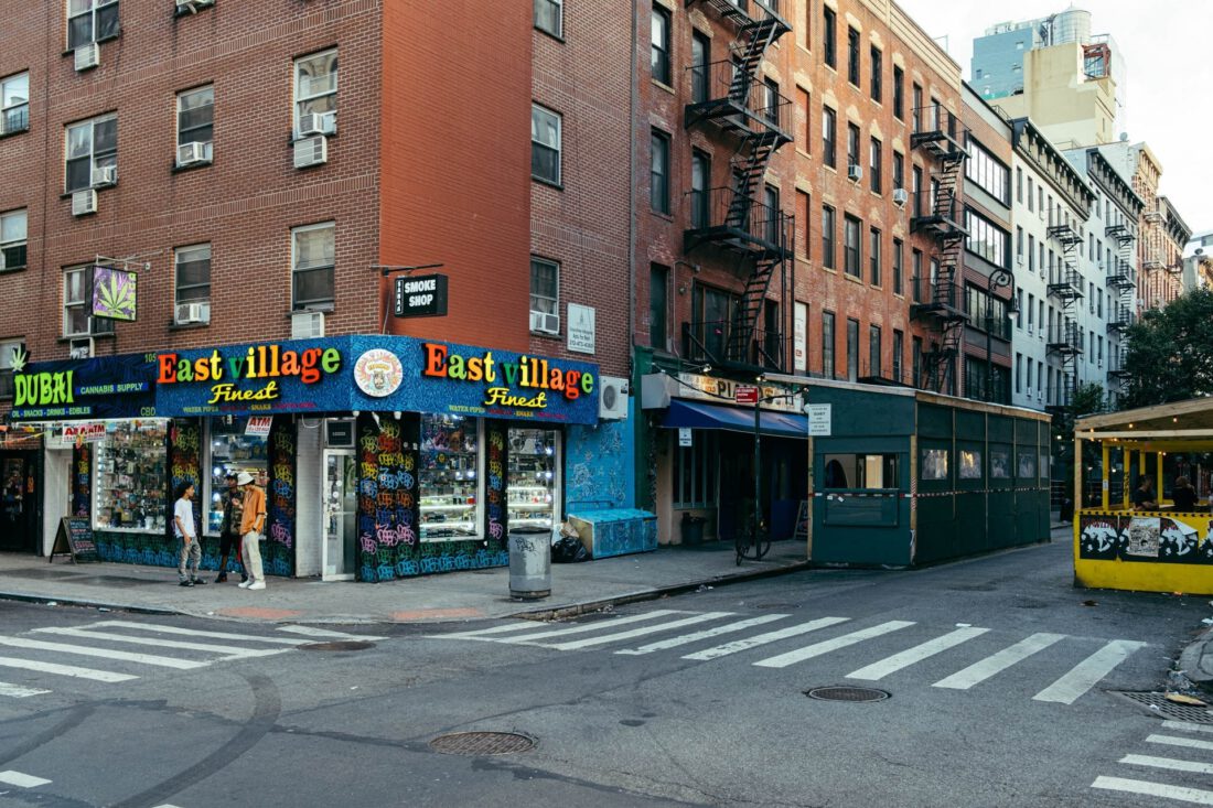 east village chat by robert mangelmann | 20220706nyc_173