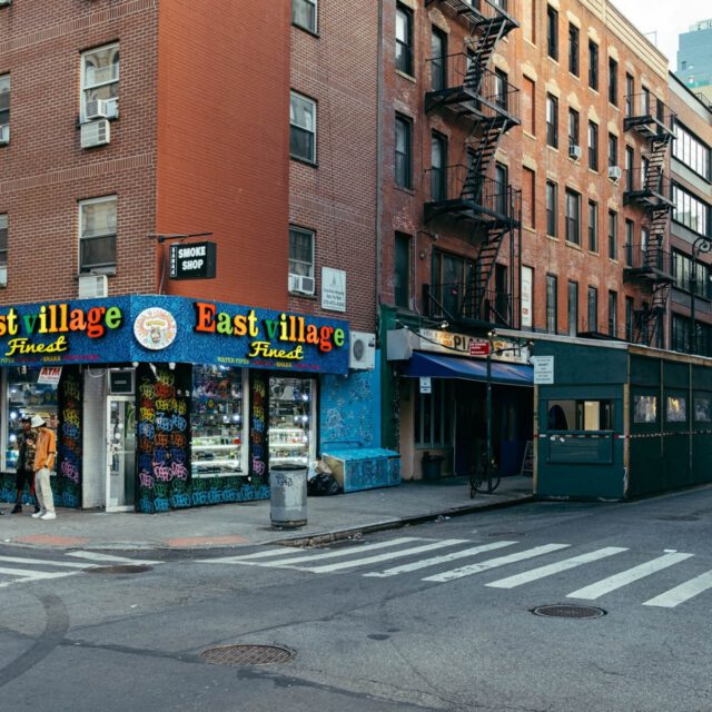 east village chat by robert mangelmann | 20220706nyc_173