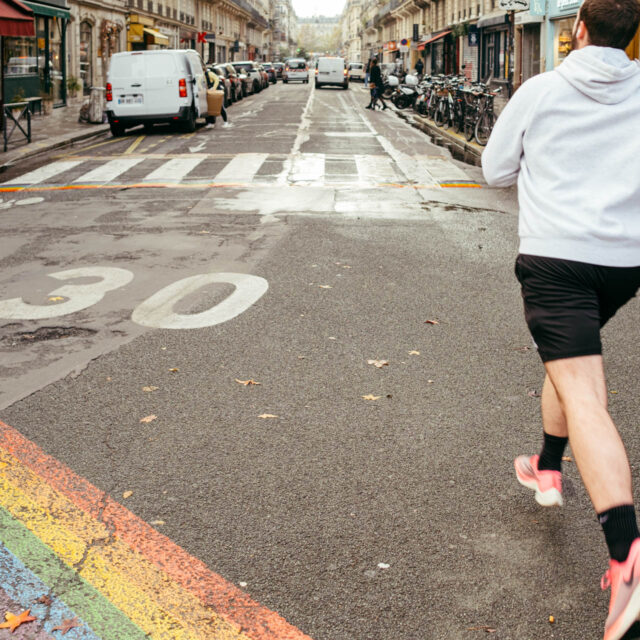 rainbow jogger by robert mangelmann | 20221126paris_072