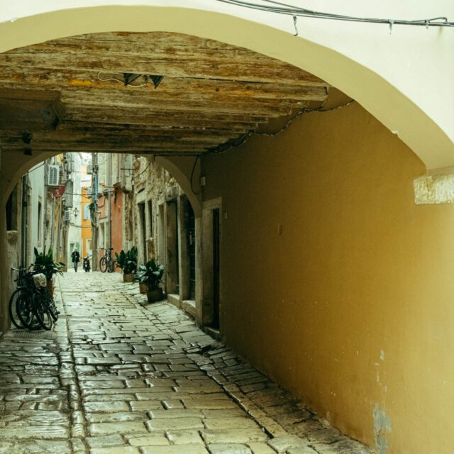 through the alley by robert mangelmann | 20221227istrien_040
