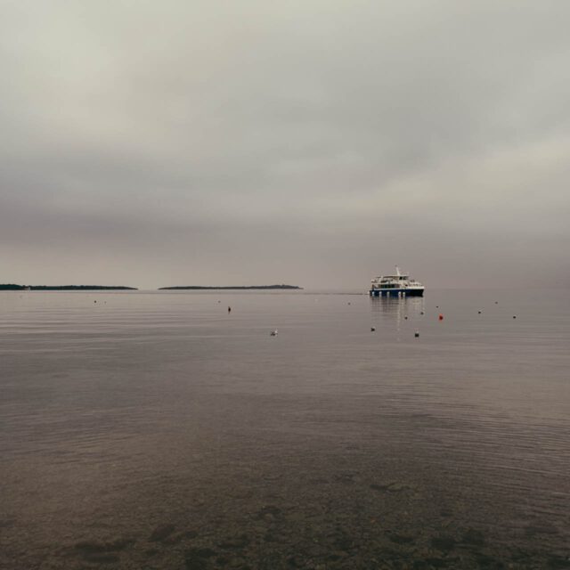 waiting ship by robert mangelmann | 20221228istrien_041