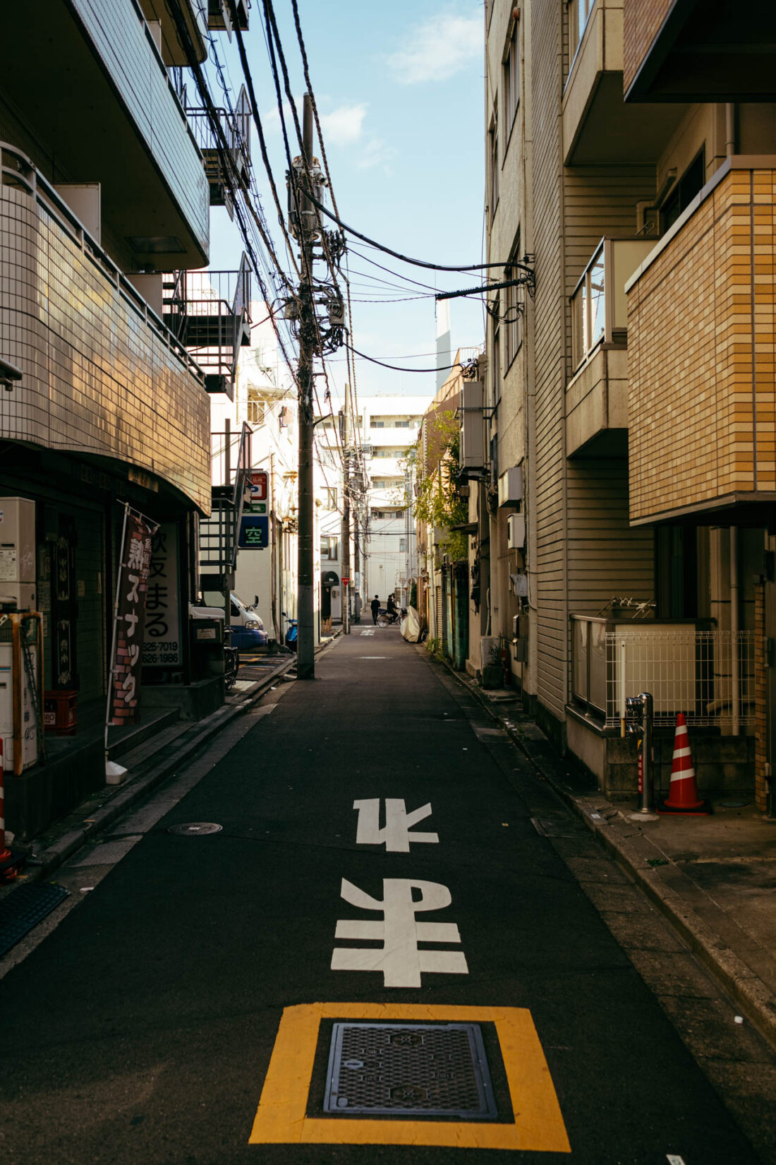 watch the manhole cover by robert mangelmann | 20231121toyko_025