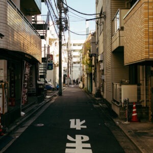 watch the manhole cover by robert mangelmann | 20231121toyko_025