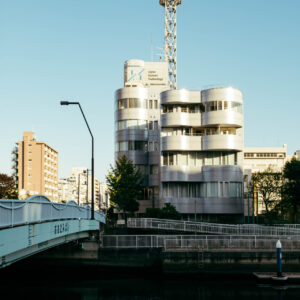 futuristic building at the bridge by robert mangelmann | 20231122tokyo_091