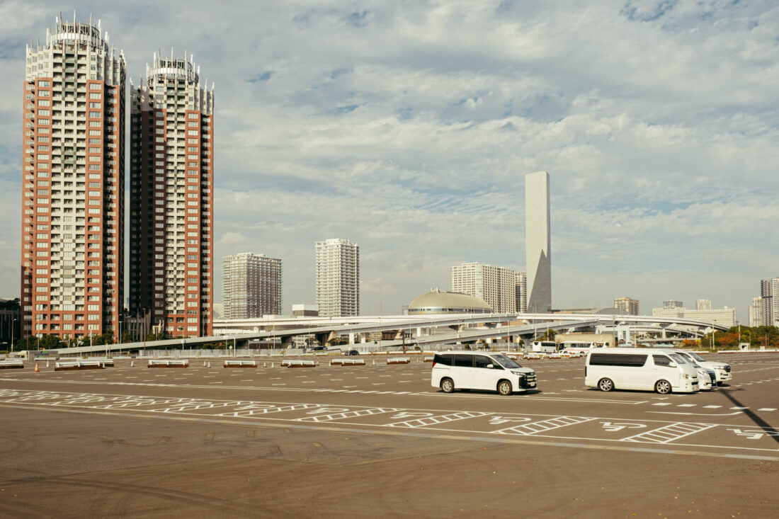 gigantomaniac parking by robert mangelmann | 20231123tokyo_085