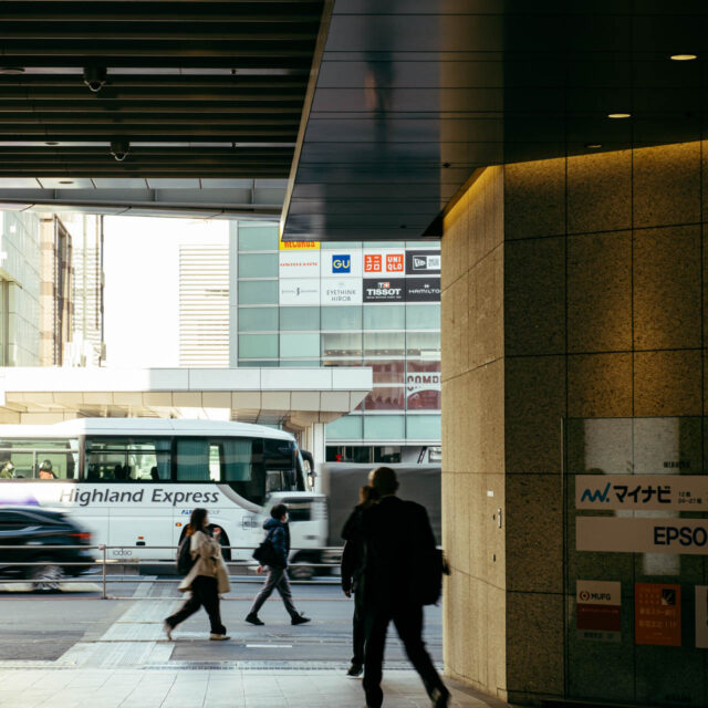 shinjuku traffic by robert mangelmann | 20231124tokyo_0008