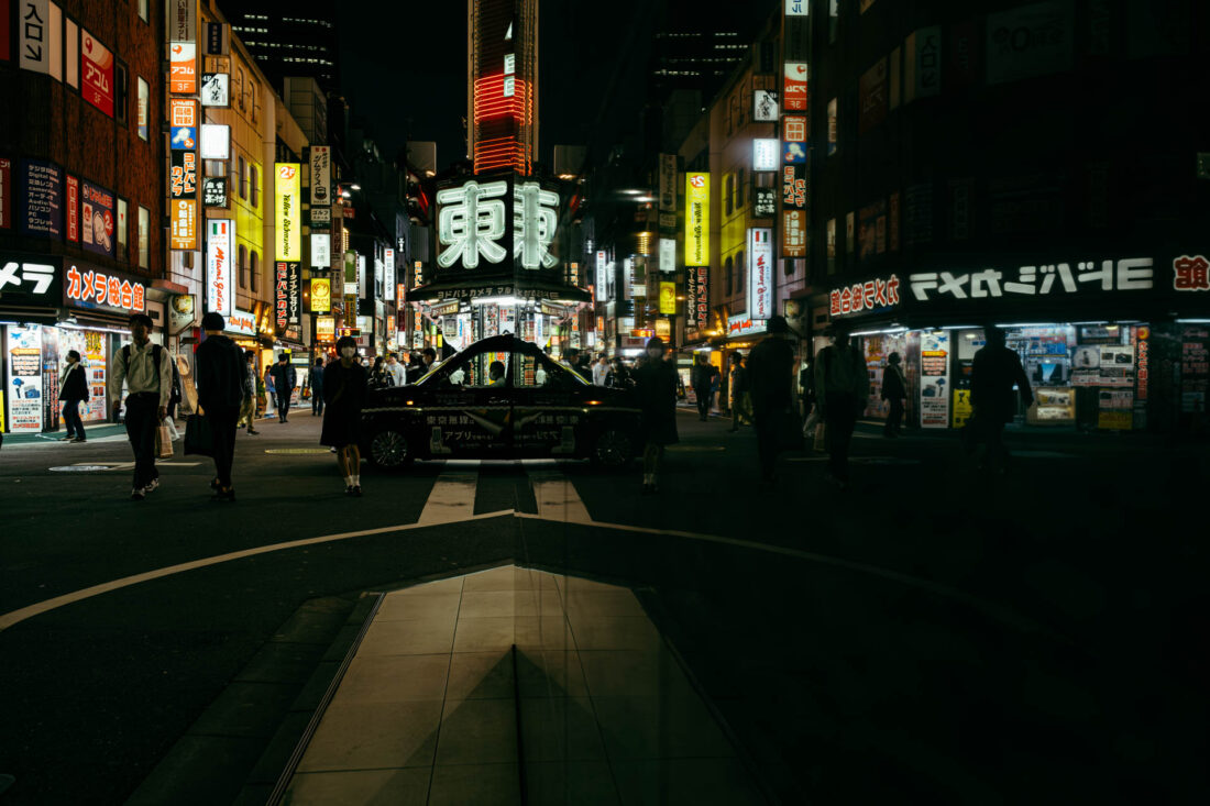 reflections in shinjuku by robert mangelmann | 20231124tokyo_0057
