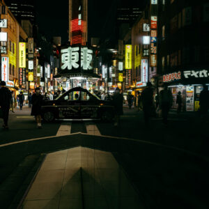 reflections in shinjuku by robert mangelmann | 20231124tokyo_0057