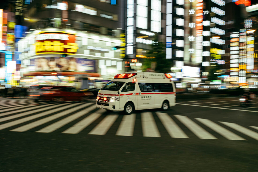 crosswalk pan shot ii by robert mangelmann | 20231124tokyo_0419