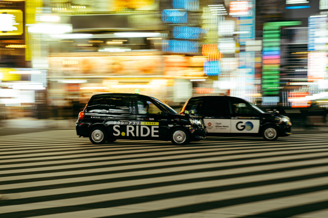 crosswalk pan shot v by robert mangelmann | 20231124tokyo_0513