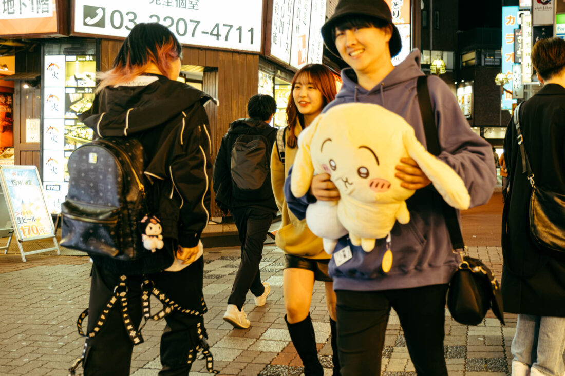 cuddly toy go for a walk by robert mangelmann | 20231124tokyo_0687