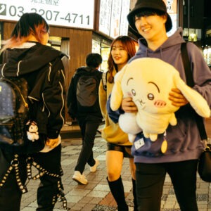 cuddly toy go for a walk by robert mangelmann | 20231124tokyo_0687