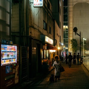 traveling lady by robert mangelmann | 20231124tokyo_0713