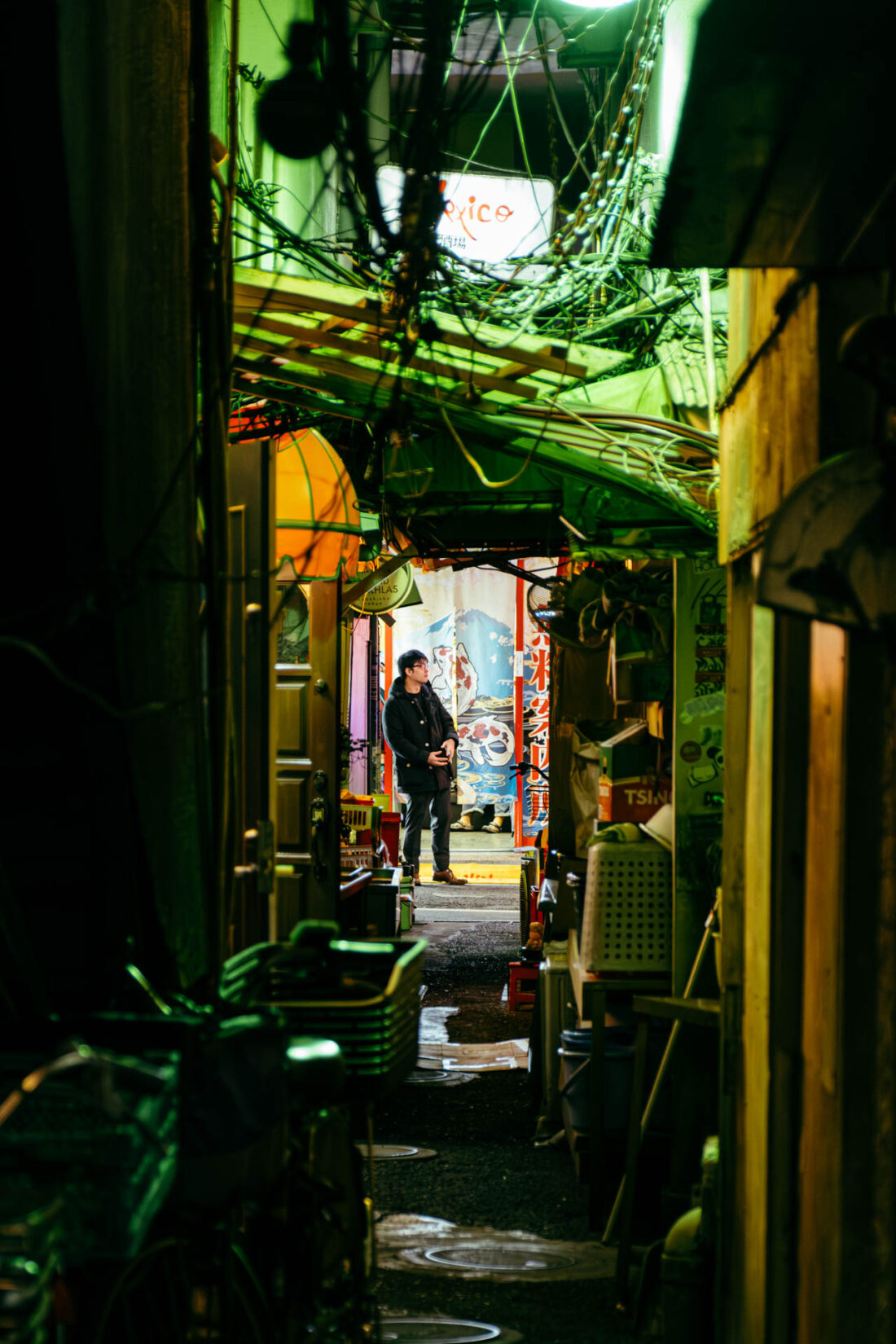 alien alley by robert mangelmann | 20231124tokyo_0963