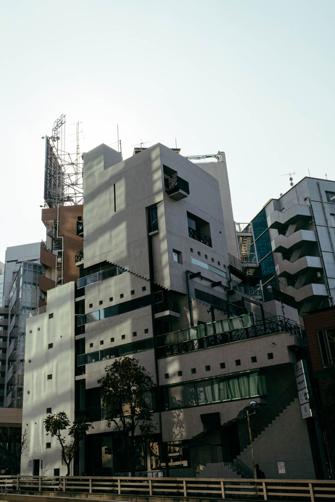 roppongi dori futuristic building by robert mangelmann | 20231127tokyo_084