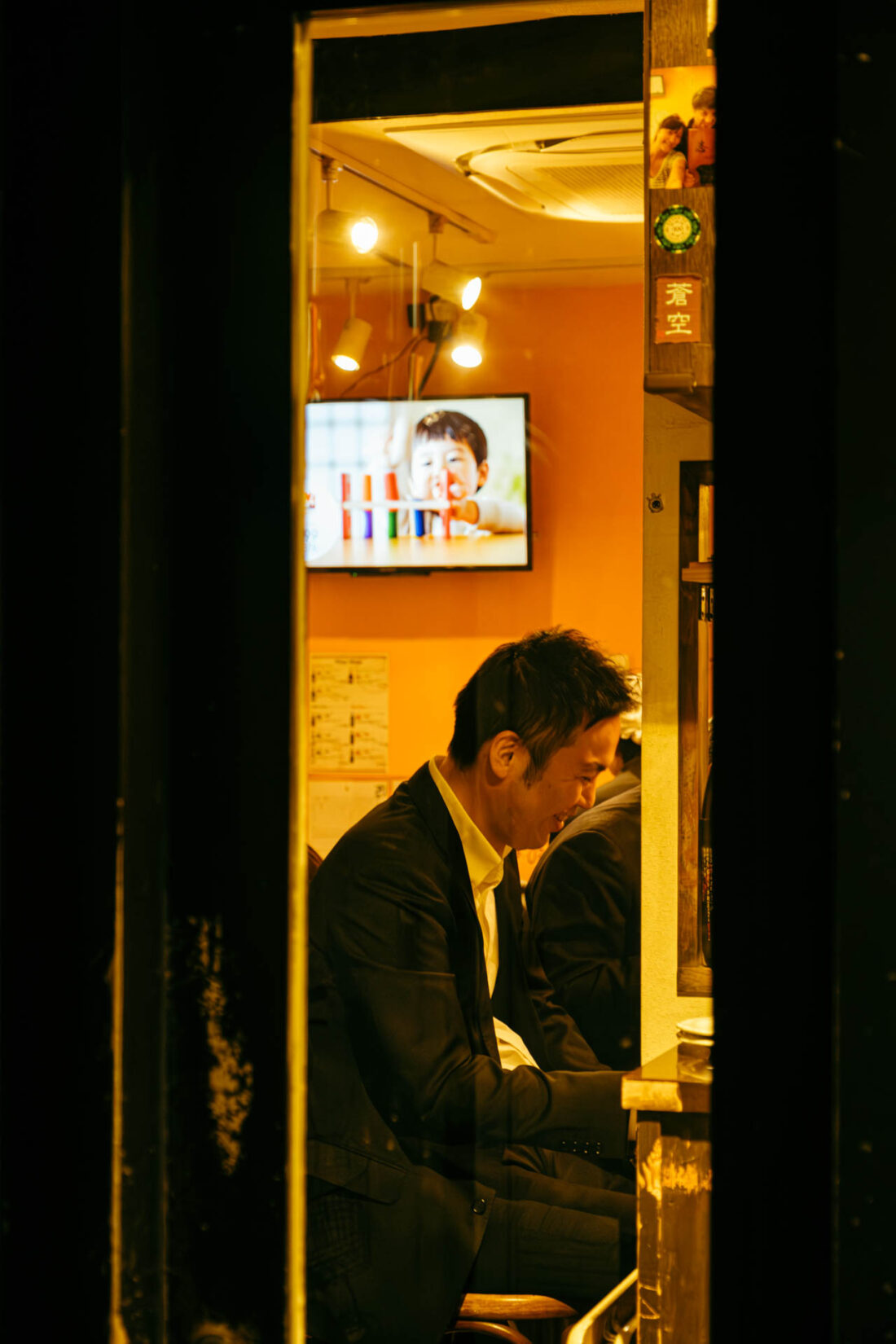 shimbashi afterwork iii by robert mangelmann | 20231129tokyo_378