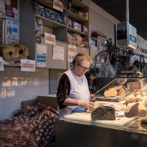 bakery saleswoman by robert mangelmann | 20241107porto_089