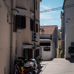 streets of baska by robert mangelmann | 20250628kroatien_285